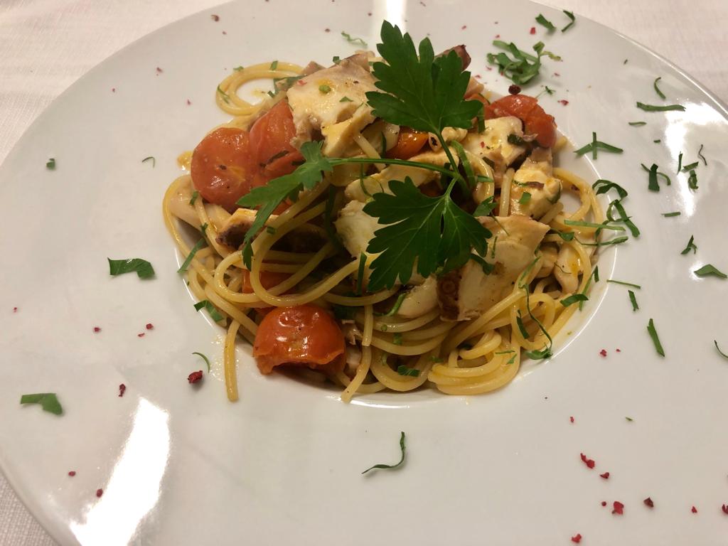 Spaghetti-polpo-e-pomodorini